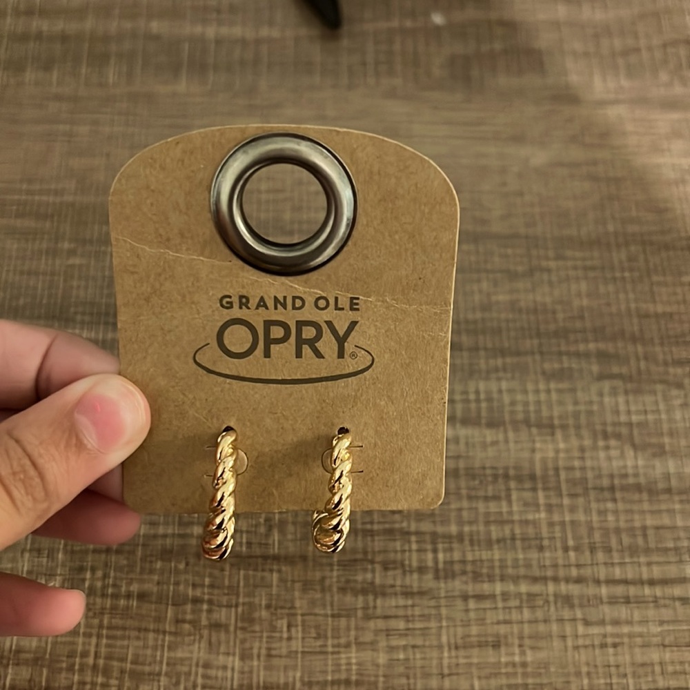 They are twisty hoop earrings gold and so pretty